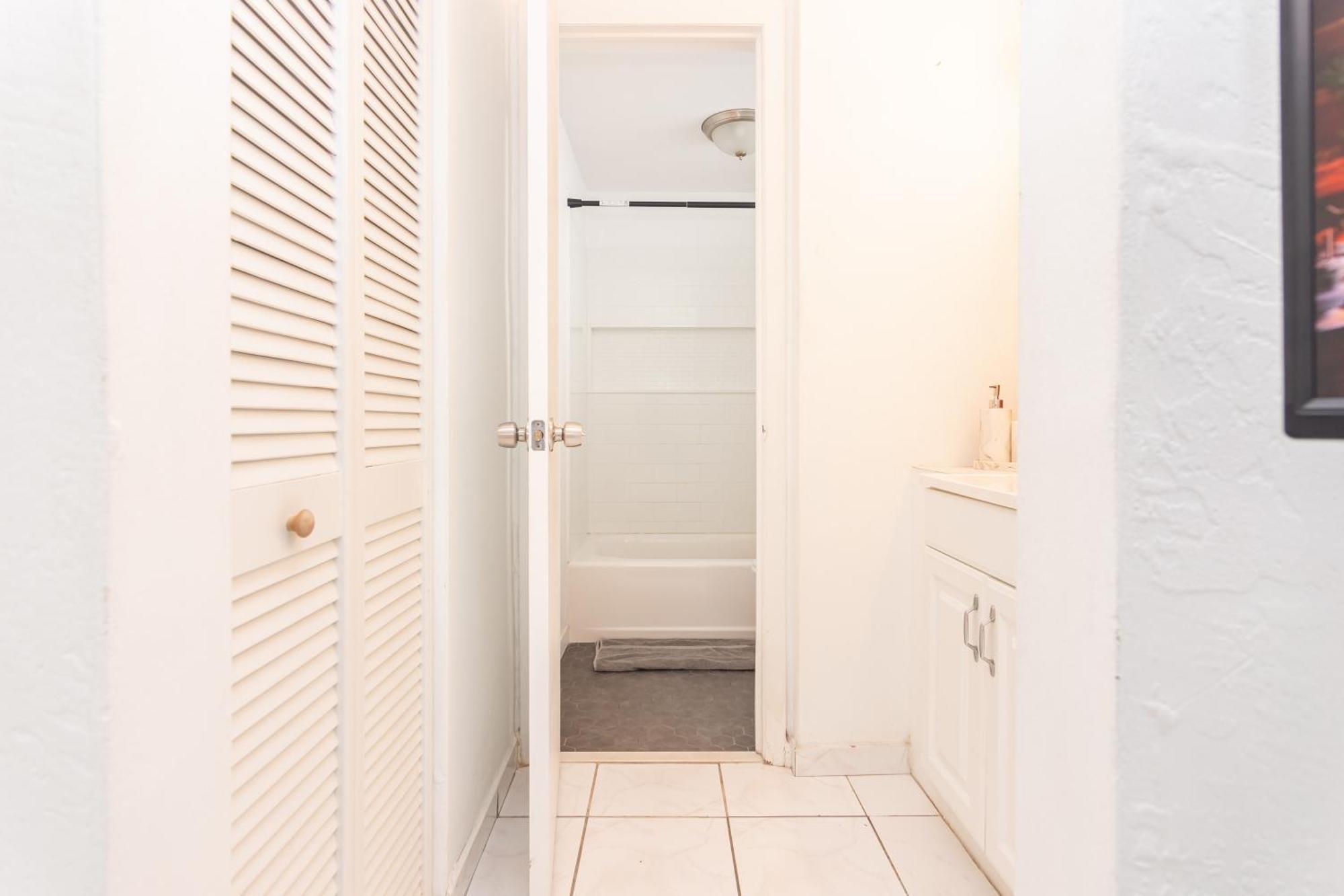 One Bedroom Apartment - With Parking & Balcony - Heart Of Wynwood 마이애미 외부 사진